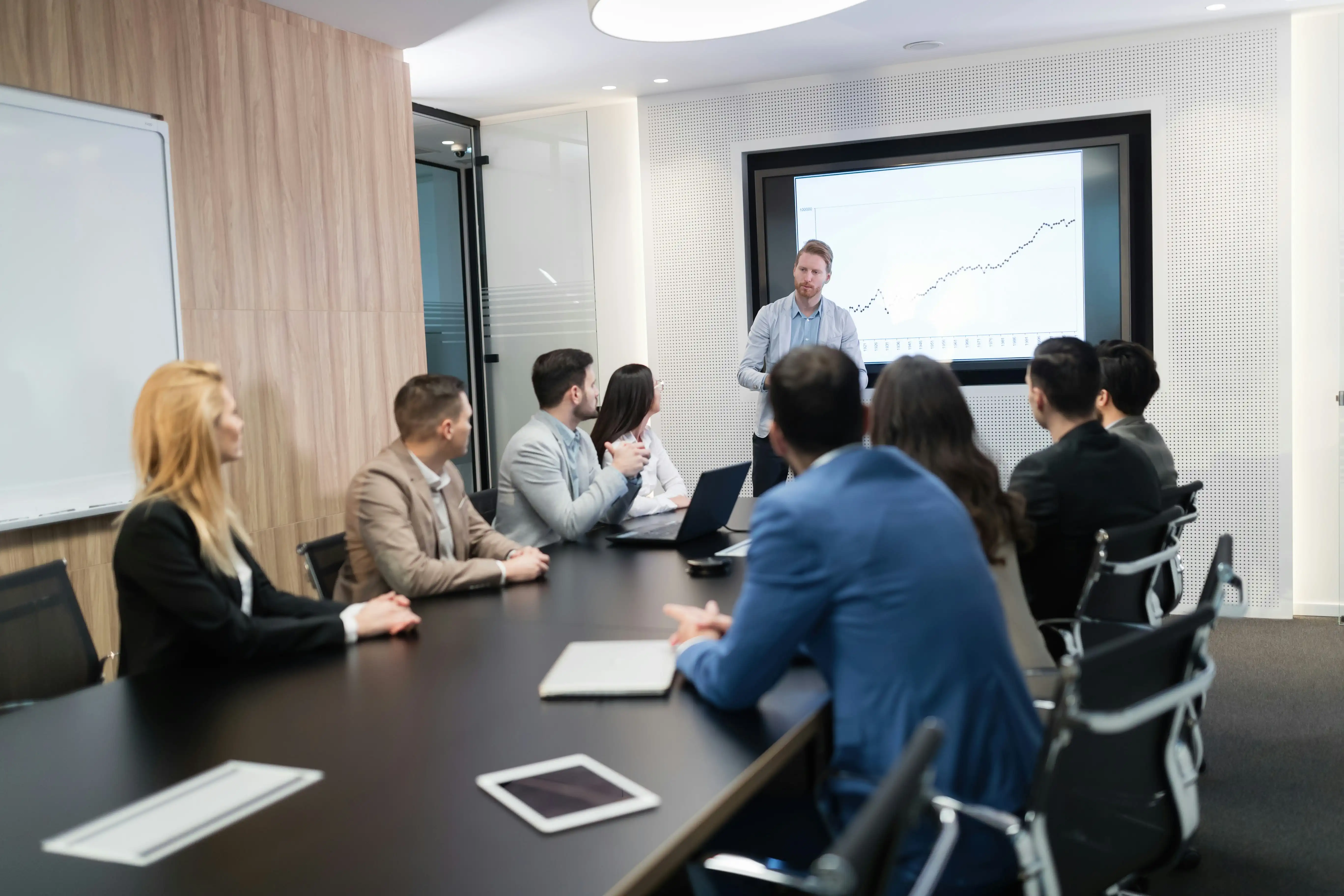 Großes Teammeeting zur Veränderung im Unternehmen